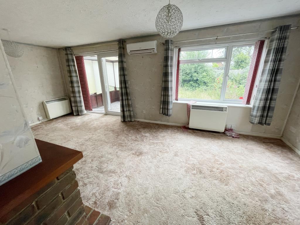 Lot: 141 - DETACHED BUNGALOW WITH CONSERVATORY FOR IMPROVEMENT - living room 2